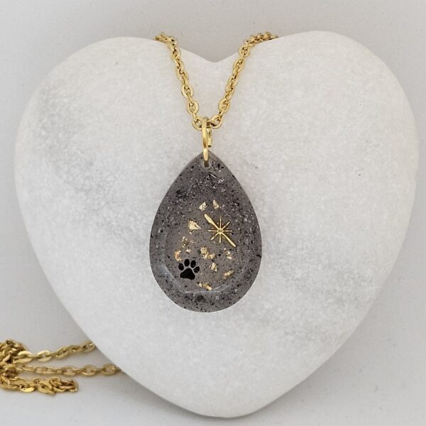 Pendentif goutte en résine avec cendres – 3cm×2,5cm